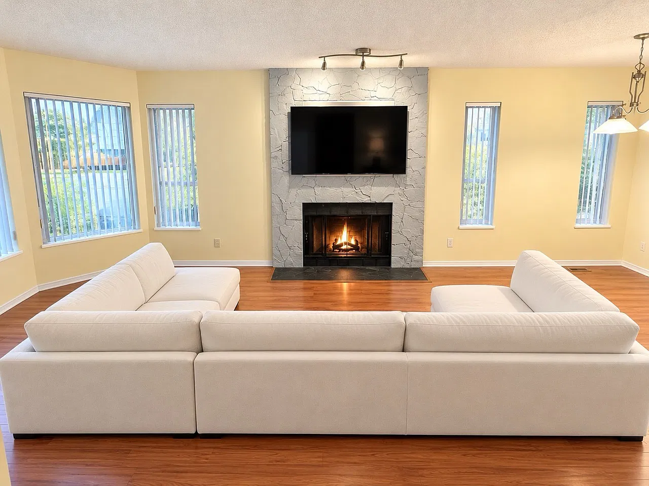 3 bed, 1100 sqft, $2,950 — Photo 2