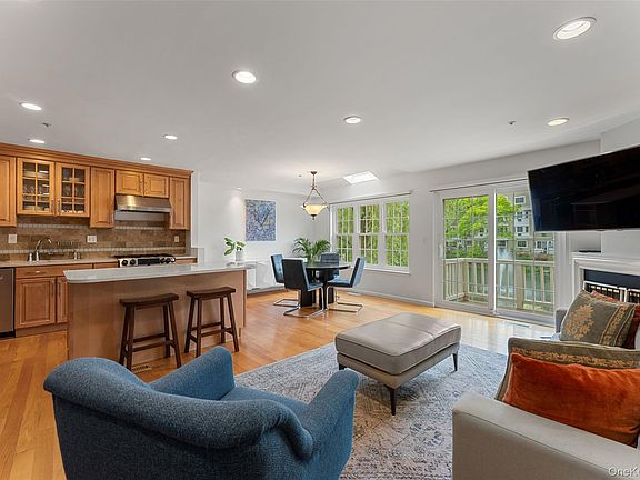 2nd image of 611 Pondside Drive