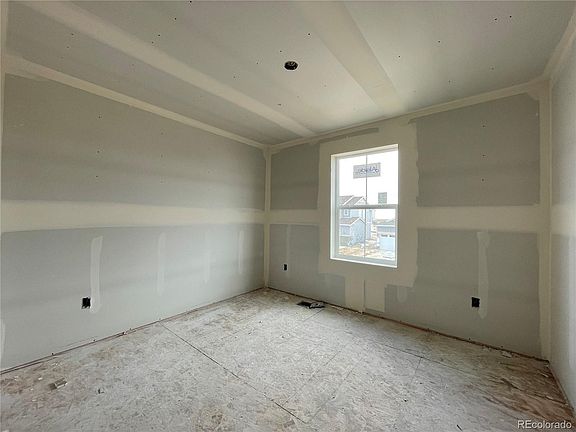 4th image of 832 Crestone St