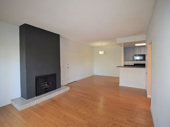 5th image of 11594 Moorpark St APT 201