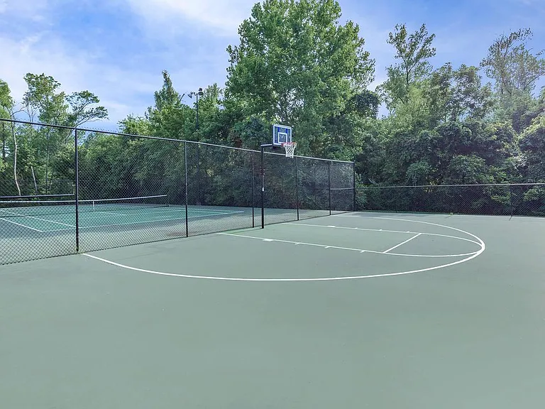 SPORTS COURTS TO KEEP FIT