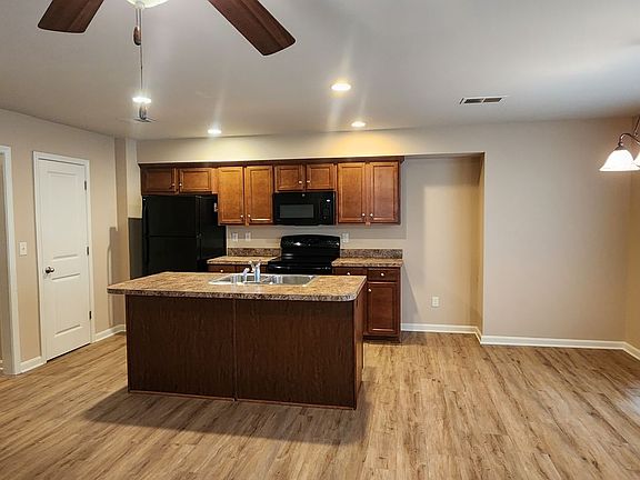 4th image of 409-415 Rosewood Ct #409