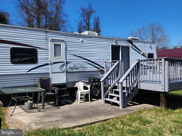 11 Hot Springs Ave, Falling Waters, WV 25419