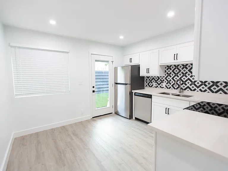 2302 N 29th Pl — Photo 30