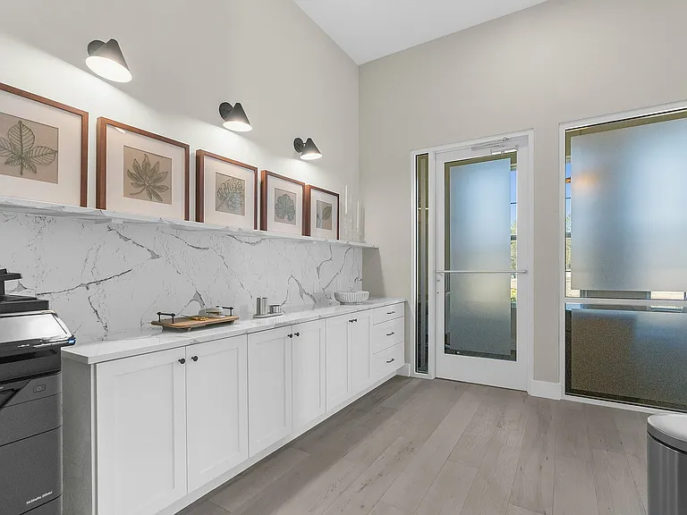 Explore this chic kitchen, combining style and functionality with modern finishes.