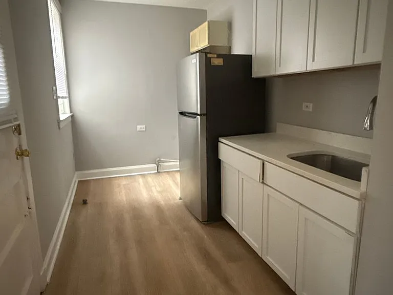 SPACIOUS 2 BEDROOM APARTMENTS AVAILABLE — Photo 38