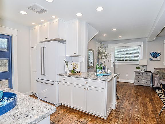 Cabinets and drawers w soft close, pull out trays. Note all 