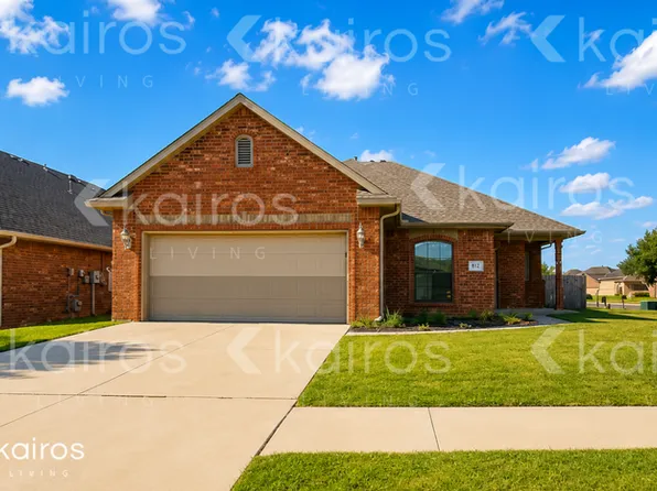 812 SW 37th St, Moore, OK 73160