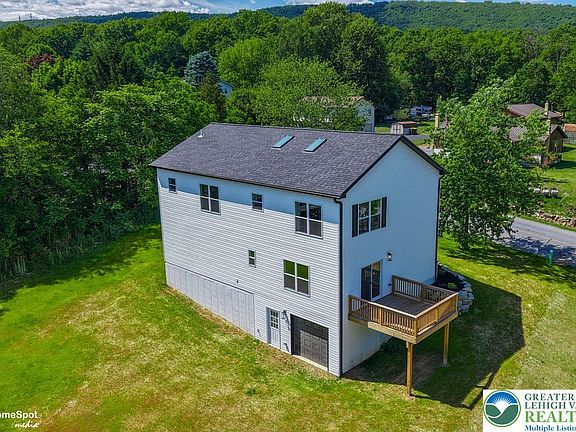 3rd image of 2212 Skyline Dr
