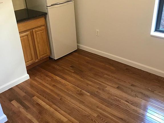 3rd image of 352 W 15th St APT 301