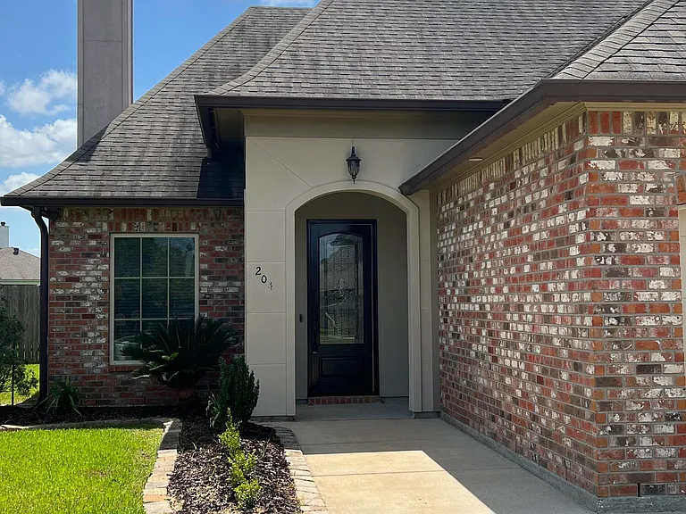 204 Crenshaw Dr — Photo 2