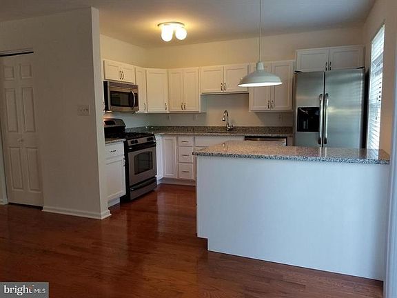 2nd image of 562 Applewood Ct