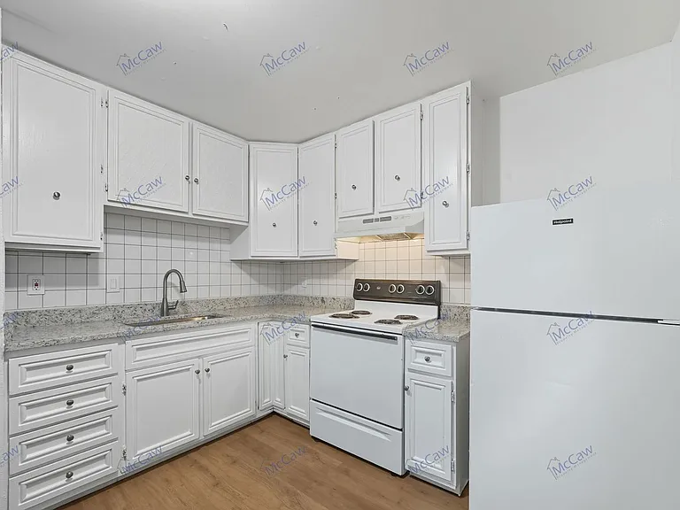 616 Moore St #D — Photo 1