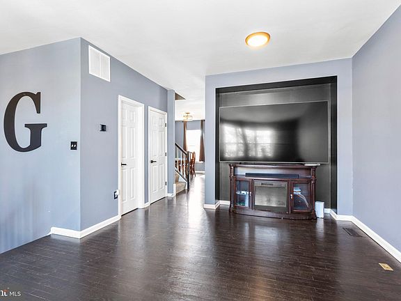 4th image of 1314 Wilcox Ave