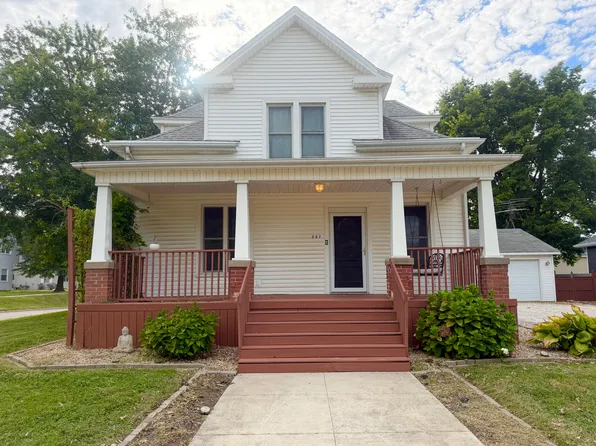 207 S Poland St, Heyworth, IL 61745