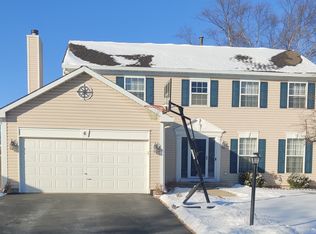 6 Camden Ct, Cary, IL 60013