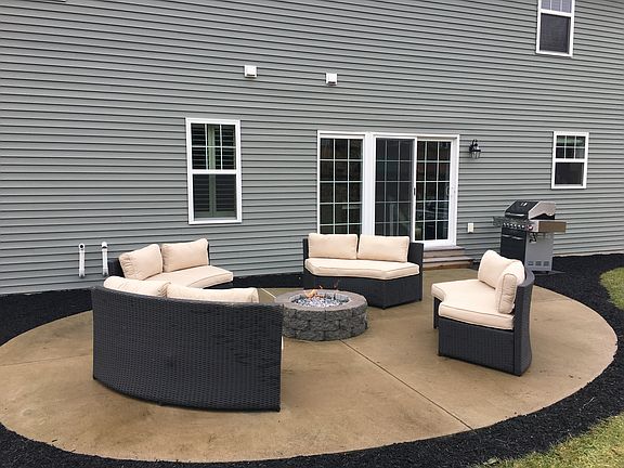 Outdoor gas fire pit