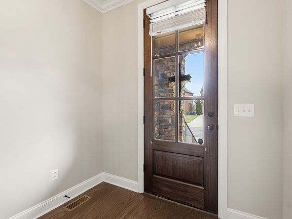 4th image of 688 Fall Creek Cir