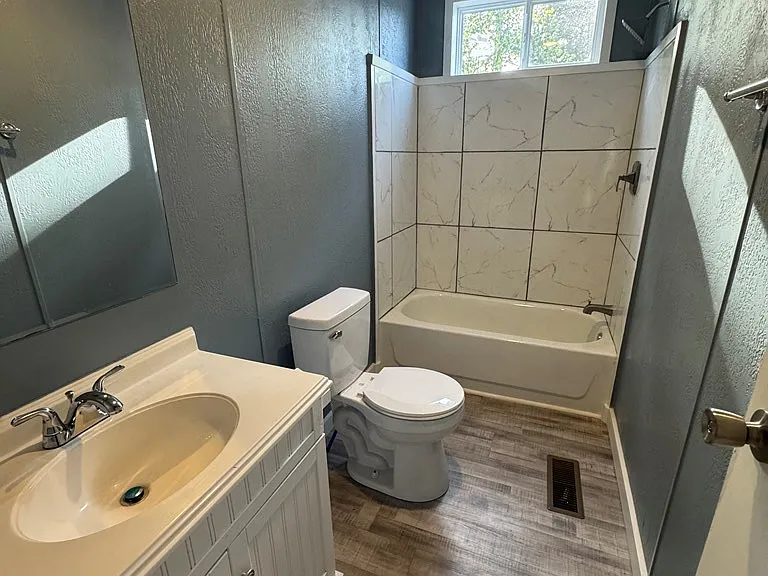 1417 Bay Dr — Photo 4