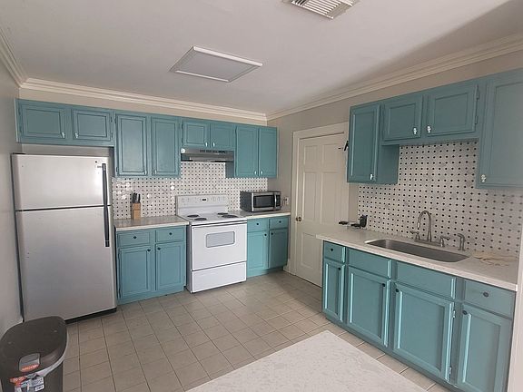 5th image of 1006 Sealy St