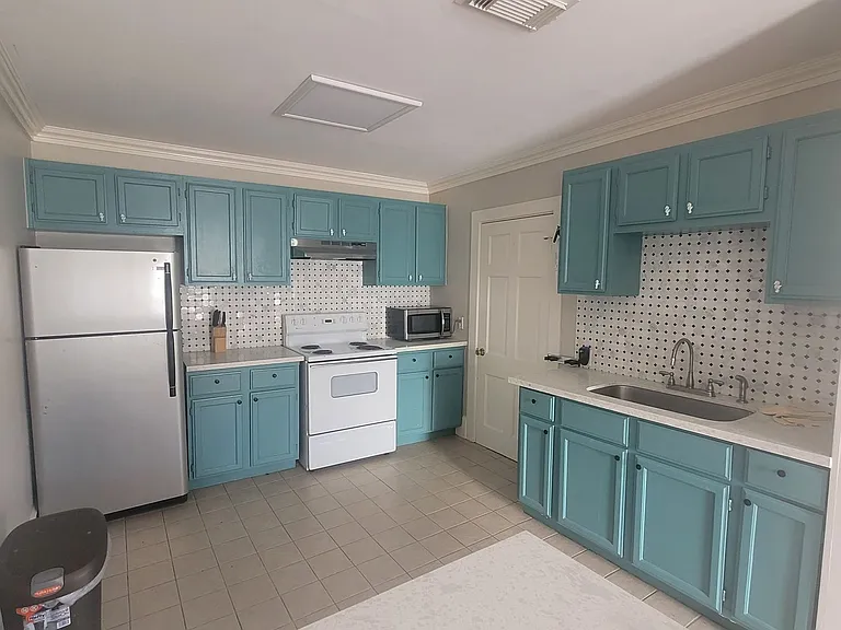 1006 Sealy St — Photo 5