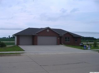 320 Countryside Dr, Epworth, IA 52045
