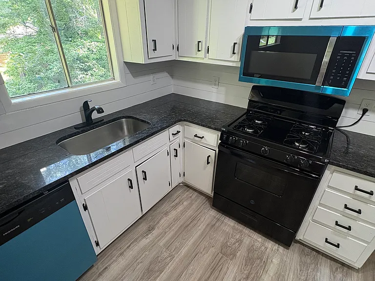 206 Belmont Dr — Photo 2