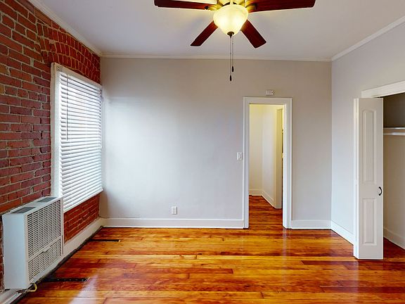 3rd image of 1324 Calumet Ave #404