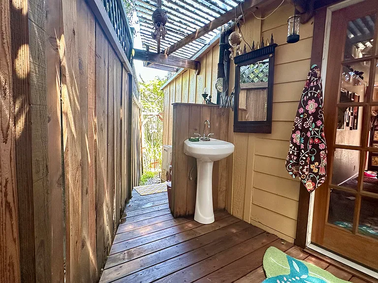681 Victoria St — Photo 8