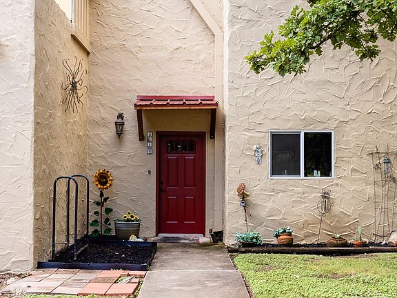 2nd image of 521B Sand Bend Dr