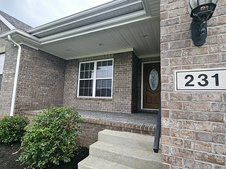 231 Ashton Ct — Photo 2