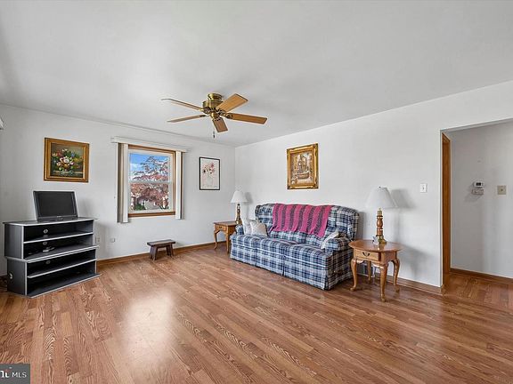 3rd image of 716 Brooke Cir