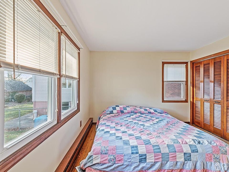 2nd image of 453 Hyatt St
