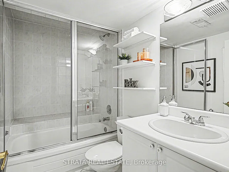 423 Manor Rd E — Photo 31