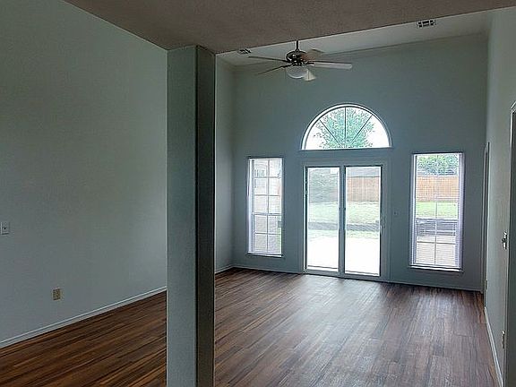 MAIN ENTRY LOOKING TO PATIO