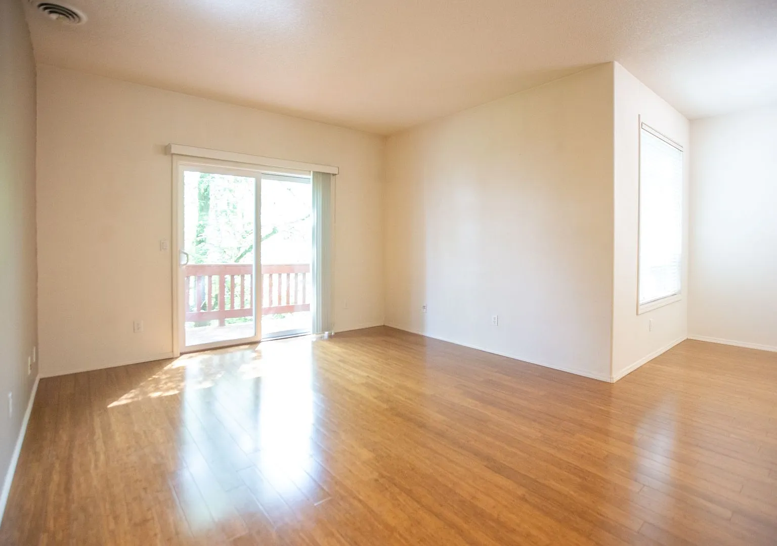 *Large Tigard End -Unit Townhome* — Photo 4