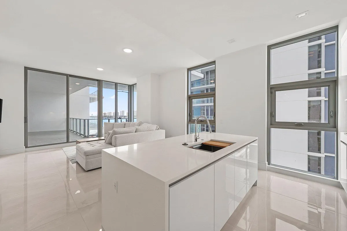 Building Photo - 220 Lake Shore Dr #1125
