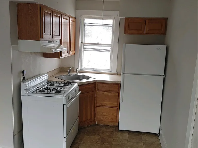 1606 E 12th St #1/2 — Photo 2