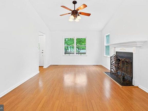 3rd image of 409 Dogwood Dr