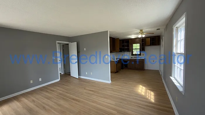 3 bed, 1.0 bath, 995 sqft, $1,000 — Photo 3