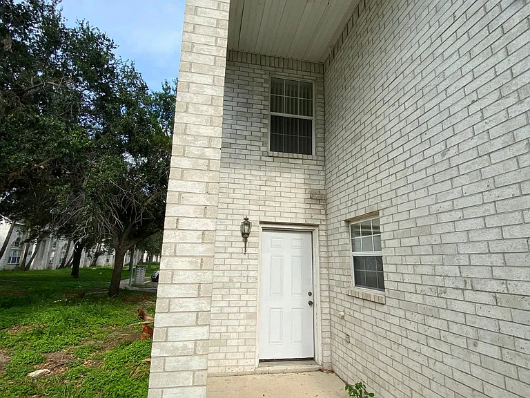 2421 N I St — Photo 8