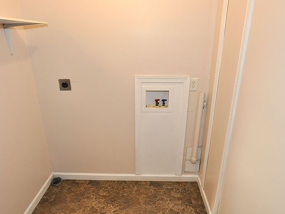 4th image of 543 Ashwood Ln NW APT A