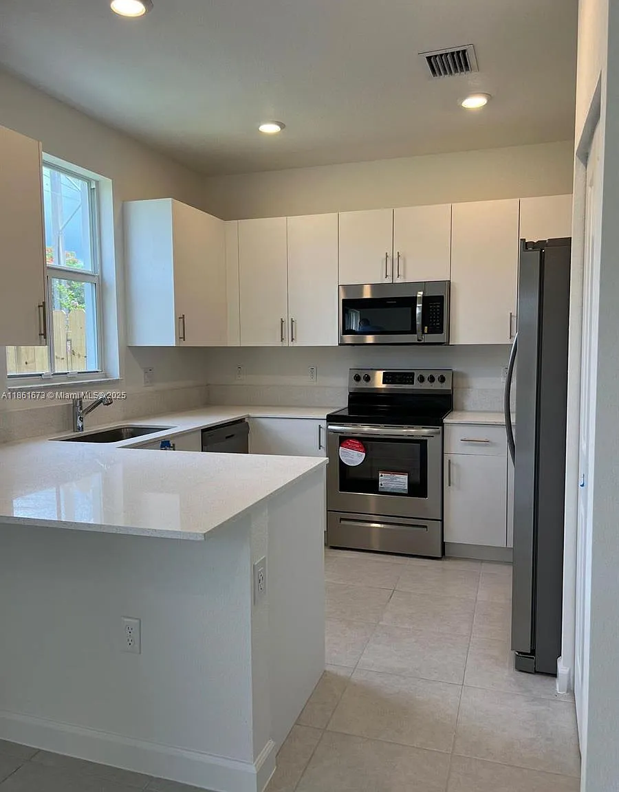 3 bed, 1508 sqft, $3,400 — Photo 3