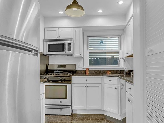 3rd image of 6105 N Wolcott Ave APT 101