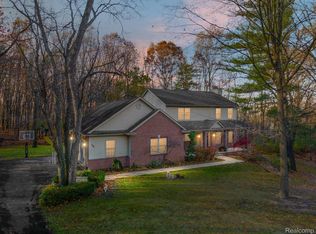 595 Bonnie Cir, Howell, MI 48843