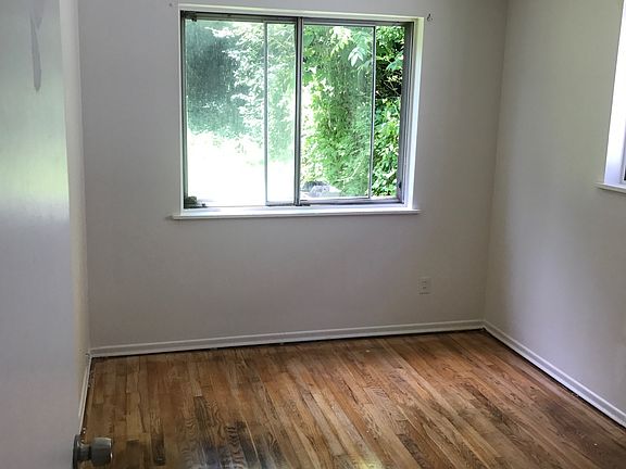 4th image of 128 Gladys Ave