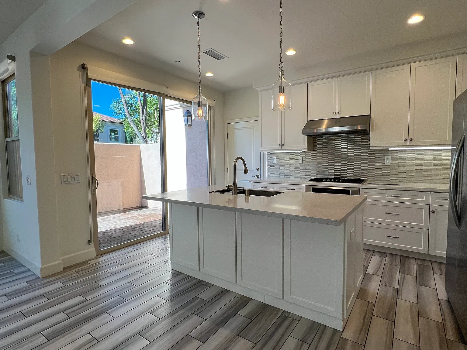 3 bed, 3.5 bath, 1862 sqft, $4,900 — Photo 4