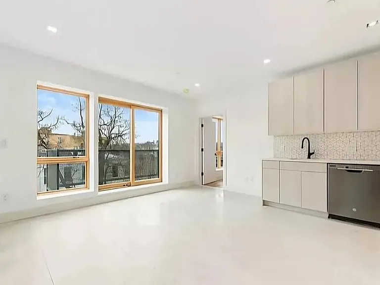 15 Hunterfly Pl #4R — Photo 2