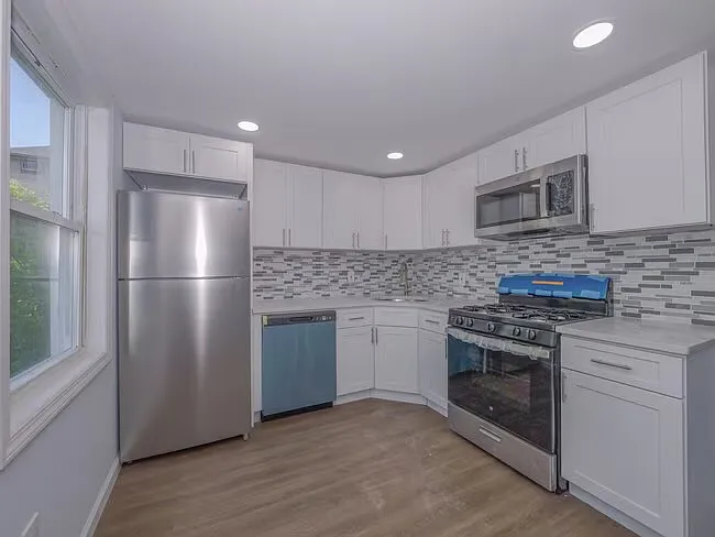 254 Montgomery St #1 — Photo 2
