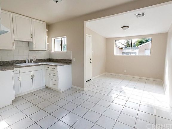 3rd image of 12905 Glenoaks Blvd